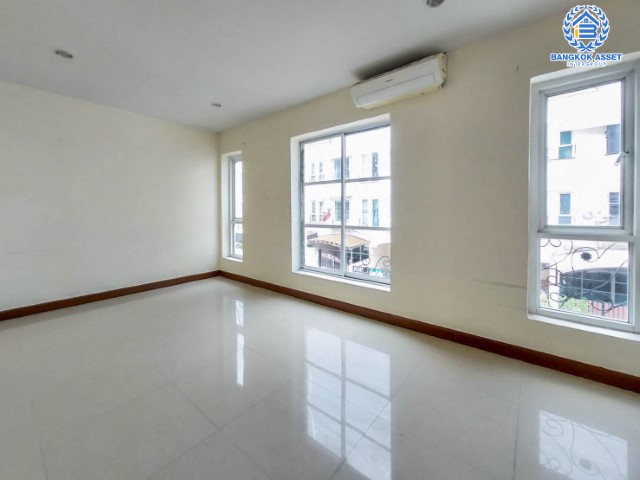 บ้านเดี่ยวมือสอง ม.โมเดิร์นทาวน์  เอกชัย46 เนื้อที่กว่า 18.8 ตร.ว. ฟังก์ชันครบ 4 ห้องนอน 4 ห้องน้ำ 3 ที่จอดรถ บนทำเลเดินทางสะดวก เข้าสู่ใจกลางเมืองได้อย่างสะดวกสบายเชื่อมต่อทวีวัฒนา, ถนนพุทธมณฑลสาย3, ถนนเพชรเกษม ใกล้รถไฟฟ้าสายสีน้ำเงิน "สถานีภาษีเจริญ"